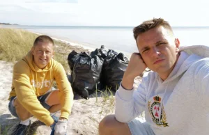 Hel - zebrali 70 worków śmieci na plaży. Miesiąc czekały, aż gmina je zabierze.