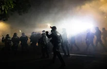 Policjanci oddziału kontroli zamieszek z Portland masowo podali się do dymisji
