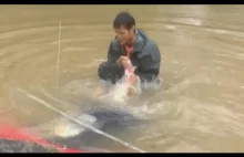 Mężczyzna ratuje kobietę, i psa kilka sekund przed zalaniem samochodu.