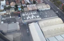 "Welcome to Perth" na dachu budynku przy podejściu do lądowania w... Sydney