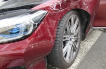 BMW 7 po szkodzie z wystrzelonymi poduszkami sprzedawane jako bezwypadkowe