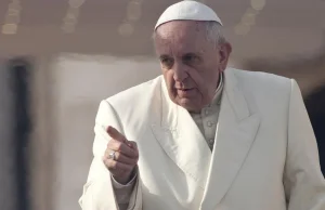 Papież Franciszek: Biskupi nie mogą puszyć się jak pawie.