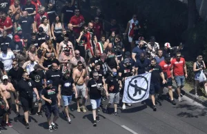 Budapeszt: Węgrzy wyszli na ulice. Banery i race przeciwko klękaniu