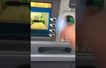 Jak prawidłowo wkładać karte do bankomatu.