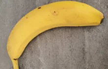 Kobieta kupiła banana. Zdębiała po przekrojeniu go na pół!