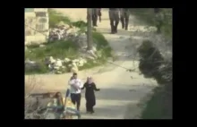 Izraelscy żołnierze rzucają grantem hukowym w bezbronną parę z dzieckiem na ręku