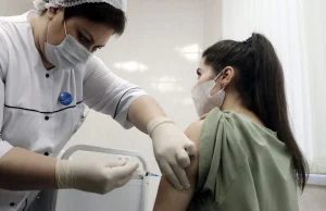 Pandemia w Rosji się rozpędza: regiony wprowadzają przymusowe szczepienia