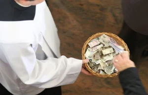 Rekordowe wydatki na księży. Fundusz Kościelny w 2020 r. pochłonął aż 182 mln zł