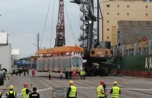 Koreańskie tramwaje dla Warszawy przypłynęły do Gdyni. Trwa ich rozładunek...