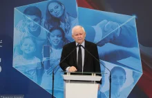 Kaczyński obiecuje posłom podwyżki pensji. Chce wyciszyć ferment w partii