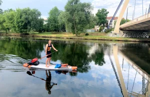 Płynie na desce SUP z Bydgoszczy do Berlina żeby pomóc dziewczynce