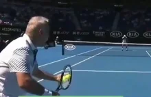 Serwis tenisowy faceta w sile wieku