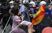 Policja rozpędziła paradę LGBT w Stambule. Użyto gazu łzawiącego.