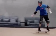 Tony Hawk nie rozlewa mleka kręcąc się rampie