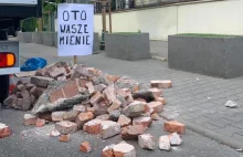 "Oto wasze mienie". Tona gruzu wysypana pod ambasadą Izraela w Warszawie.