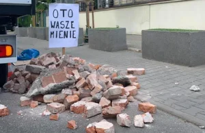 "Oto wasze mienie". Tona gruzu wysypana pod ambasadą Izraela w Warszawie.