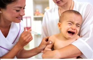 The Times: naturalne zakażenie COVID może być dla dzieci lepsze niż szczepienie