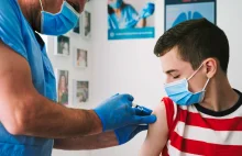 Druga dawka szczepionki zwiększa ryzyko ZMS u mężczyzn z grupy 12-24 lat