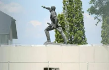 W Kraśniku partyzant z pomnika wygląda jakby stał na szalecie.