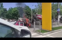 Operator Gruszki gasi palące się auto.