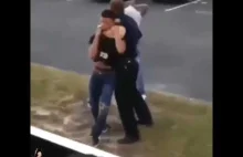 Policjant ubezpiecza swojego partnera.