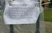 List wysmarowany fekaliami na bramie cmentarza żydowskiego