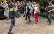 Policja pałuje starsze osoby na proteście przeciwko obostrzeniom w Hadze