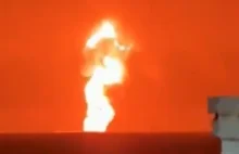 100-metrowy słup ognia po erupcji wulkanu błotnego na Morzu Kaspijskim...