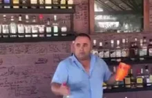 Żonglujący barman