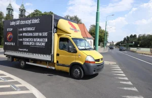 Warszawy zakazuje poruszania się furgonetek oklejonych homofobicznymi plakatami