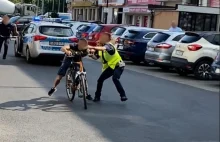 Nie chciał się zatrzymać rowerem do kontroli, policjanci ścigali go...