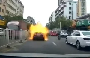Wybuch Toyoty Camry na zatłoczonej ulicy. Eksplozja doszczętnie zniszczyła...