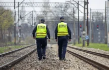 O krok od tragedii pod Krakowem. Ułożyli kamienie na torach