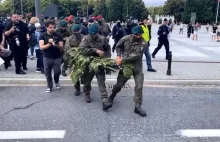 Policja i Żandarmeria Wojskowa szarpie protestujących i siłą odbiera im wieniec
