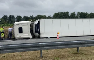 Wypadek na autostradzie A1 ale korek w obie strony, bo każdy patrzy co się stało