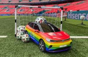 Apolityczne EURO? Tęczowy samochód wjedzie na stadion.