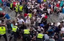 Angielscy kibice szturmują bramy Wembley! Próbują wejść na stadion bez...