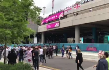 Kibice bez biletu szturmują ogrodzenie stadionu Wembley i wdzierają do środka