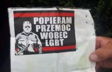 Oburzające plakaty i naklejki wzywające do agresji wobec lgbt.