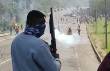 Uzbrojeni mieszkańcy RPA bronią się przed rabującymi bandami.