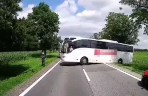 12 minut opóźnienia może kosztować ludzkie życie. Autobus blokuje dojazd. FILM