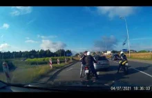 Niezrównoważony kierowca Audi atakuje motocyklistę - Gdańsk 04.07.2021