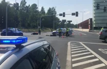 Wypadek w Katowicach. Kierowca Tesli uciekł, kierowca skutera trafił do szpitala