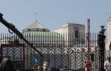 Trzymetrowa brama przed Sejmem już stoi. "Powstrzyma osoby nieuprawnione"