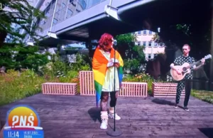 W TVP2 piosenkarka w tęczowej fladze z dedykacją dla LGBT