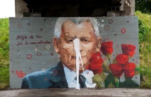 Mural z Jarosławem Kaczyńskim zniszczony w niecały tydzień.