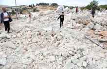 Izraelska armia niszczy domy Beduinów i kradnie traktory oraz zbiorniki wody.