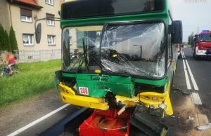 W Tarnowskich Górach samochód czołowo wjechał w autobus [VIDEO]