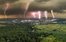 Burza nad Małopolską. Sześć piorunów w jednym miejscu. Niesamowite ujęcie.