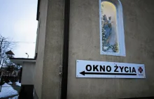 Chłopiec znaleziony w tarnowskim oknie życia. "Może mieć nawet rok"